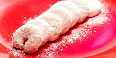 Vanilkové rohlíčky obalené v cukru na talíři