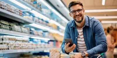Muž nakupuje v supermarketu