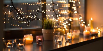 Vánoční světýlka a svíčky na okně a parapetu