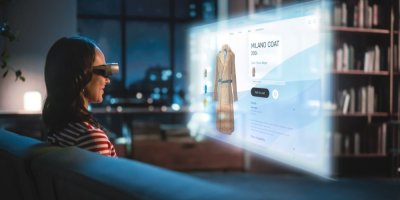 Žena nakupující ve VR