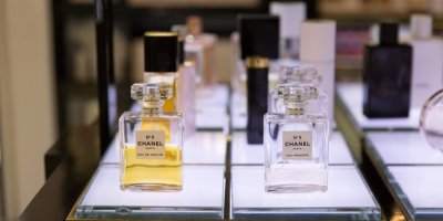 Chanel číslo 5 na pultu v obchodu