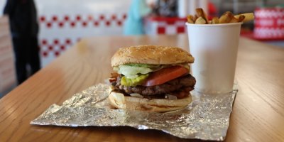 Burger a hranolky z Five Guys