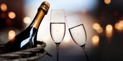 Dvě sklenice a lahev šampaňského
