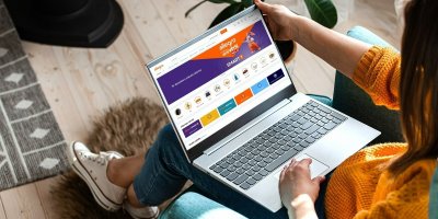 Žena si vybírá z nabídky Allegro doma na notebooku