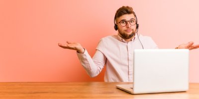 Nerozhodný muž za notebookem