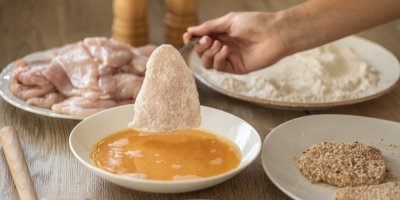 Ruka obaluje kapří řízek