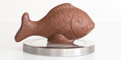 Čokoládový kapr na podstavci