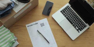 Reklamační formulář, notebook, krabice, oblečení