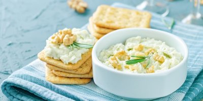 Pomazánka v misce a krekry