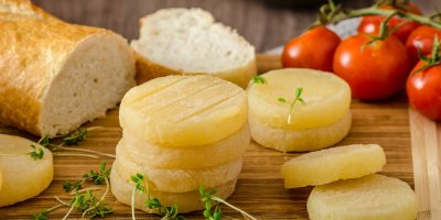 Olomoucké tvarůžky na dřevěném prkénku