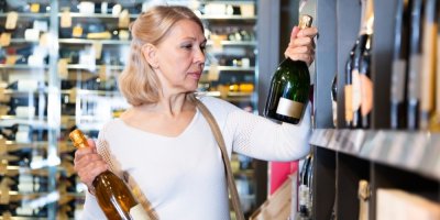 Žena vybírá šumivé víno