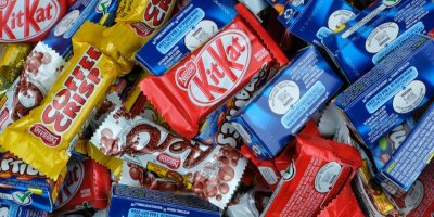 Různé druhy čokoládových výrobků navršené na sobě