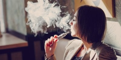 Žena kouří elektronickou cigaretu