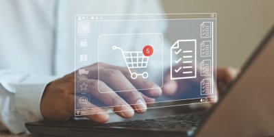 Muž si na notebooku vytváří nákupní seznam