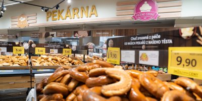 Pečivo v prodejně Tesco