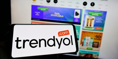 Obrazovka notebooku a mobilu s logem Trendyol