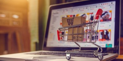 Malý nákupní vozík před notebookem