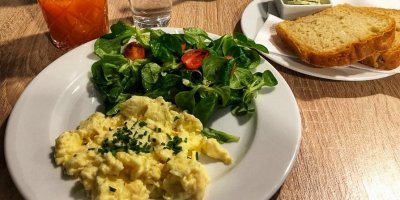 Míchaná vajíčka, salát z polníčku, dva plátky chleba, mrkvová šťáva