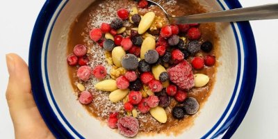 Jáhlová kaše s mandlemi, kokosem a lesním ovocem