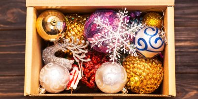 Krabice s vánočními ozdobami