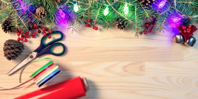 Vánoční balicí papír, světelný řetěz, nůžky a stužka