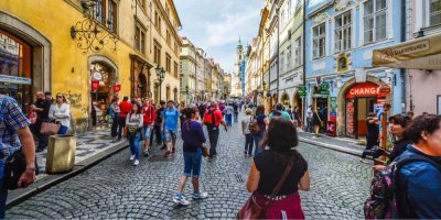 Pražská ulice plná lidí a obchodů