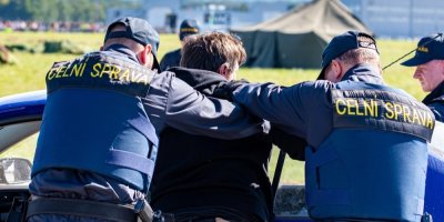 Příslušníci celní správy zajišťují muže