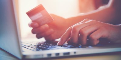 Placení kartou u notebooku