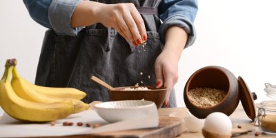 Žena připravuje banánový chlebíček