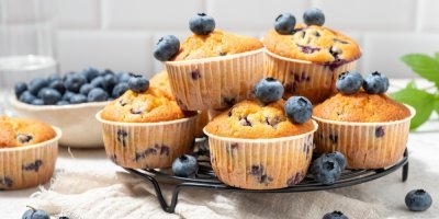 Borůvkové muffiny na tácu