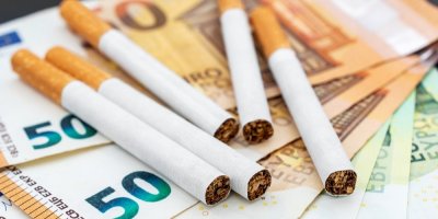 Cigarety na eurových bankovkách