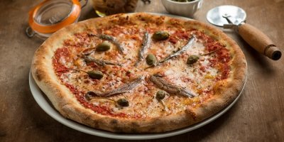 Ančovičková pizza na talíři