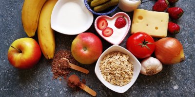 Různé potraviny bohaté na probiotika a prebiotika