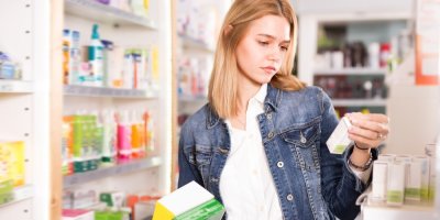Žena si vybírá léky