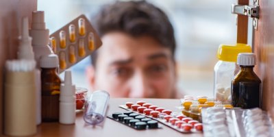 Muž se dívá na zásobu léků