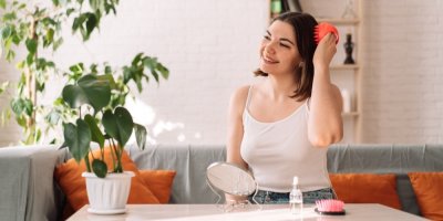 Žena si masíruje hlavu