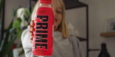 Dítě ukazuje nápoj Prime