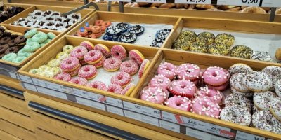 Koblížky na pultu v supermarketu