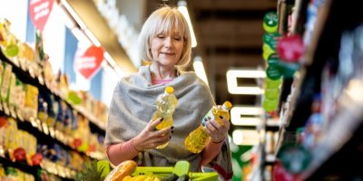 Člověk si vybírá rostlinný olej v obchodě