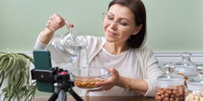 Žena se natáčí, jak namáčí ořechy