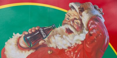 Kreslený Santa Claus s lahví Coca-Coly