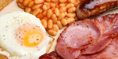 Anglická snídaně – volské oko, slanina, klobása, fazole