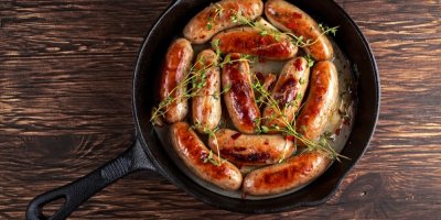 Opečené britské klobásy v pánvi