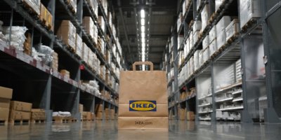 Sklad v IKEA a papírová nákupní taška 