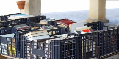 Bedny plné použitých knih 