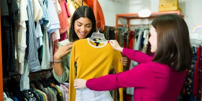 Ženy nakupují v second handu