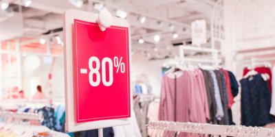 Cedule hlásící slevu 80 %