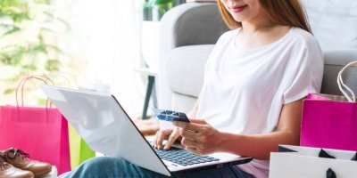 Žena nakupuje na internetu