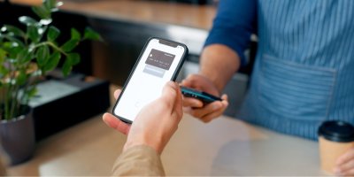 Muž platí mobilní peněženkou