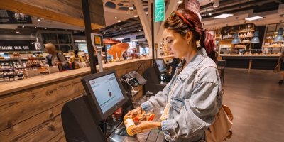 Žena markuje zboží u samoobslužné pokladny